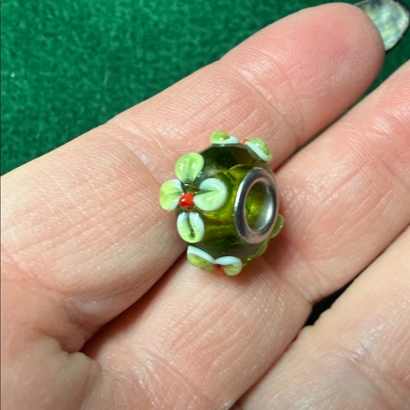 Green Floral glass Charm Bead - Picture 5 of 6